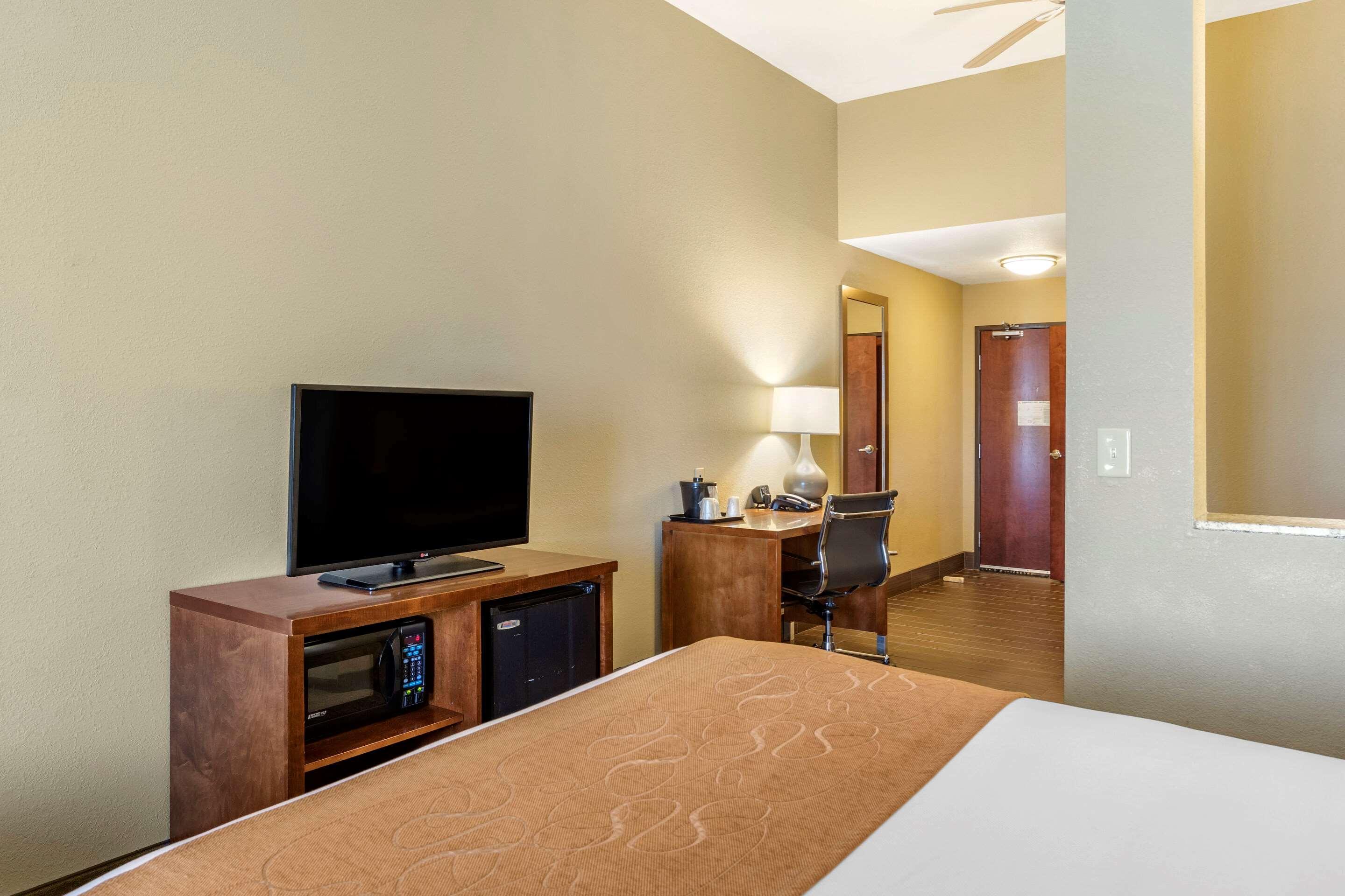Comfort Suites Бейтсвилл Экстерьер фото