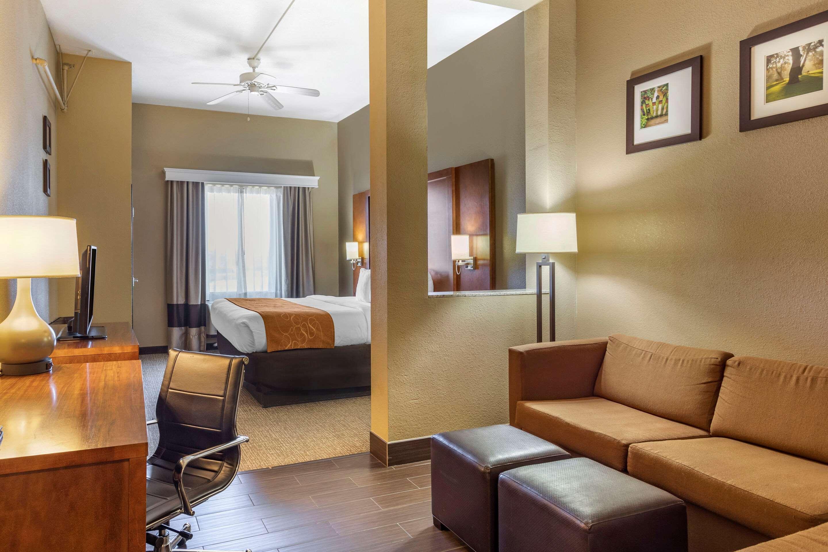 Comfort Suites Бейтсвилл Экстерьер фото